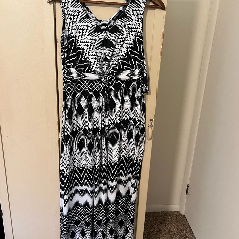 Notations Black and White Sleeveless V-Neck Maxi Sundress